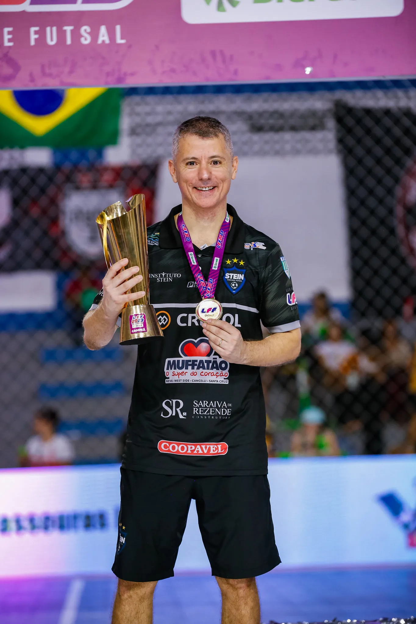 O técnico Márcio Coelho com o troféu de campeão da LFF