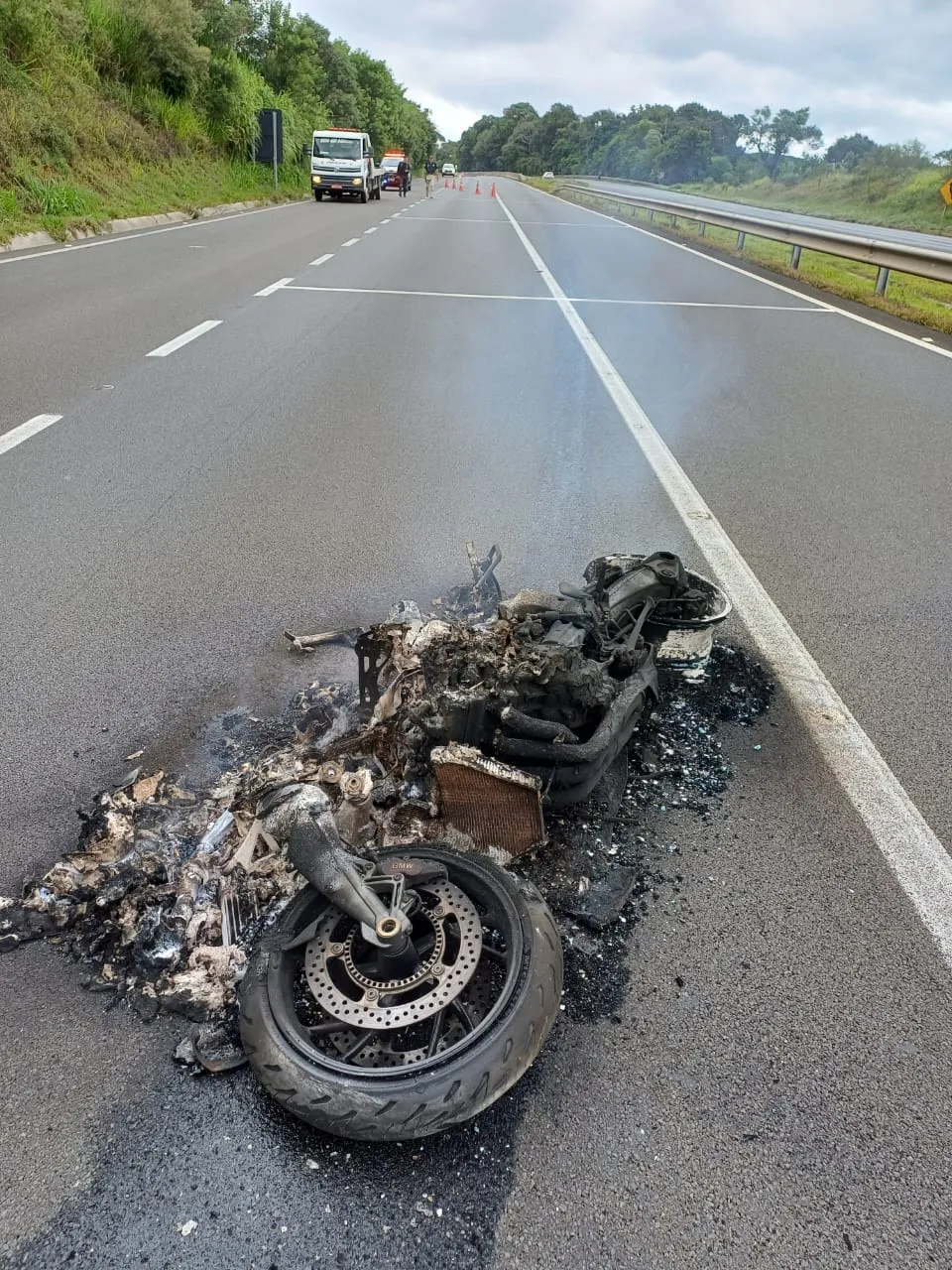 Imagem após o incêndio mostra que motocicleta ficou completamente destruída