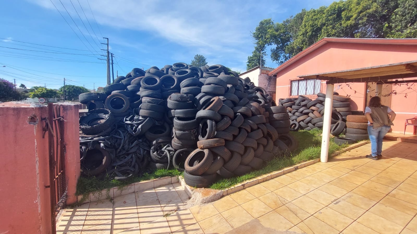 Pneus encontrados em residência