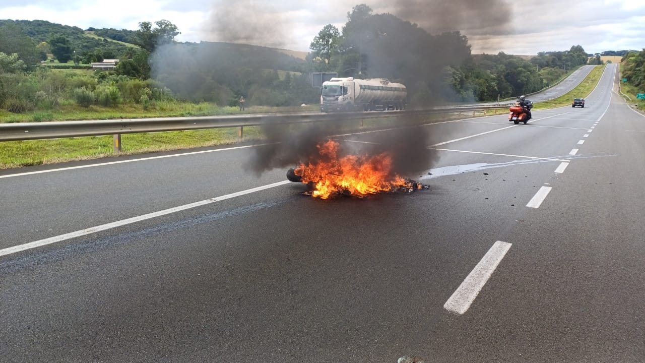 Moto pegou fogo após bater contra mureta de proteção da rodovia