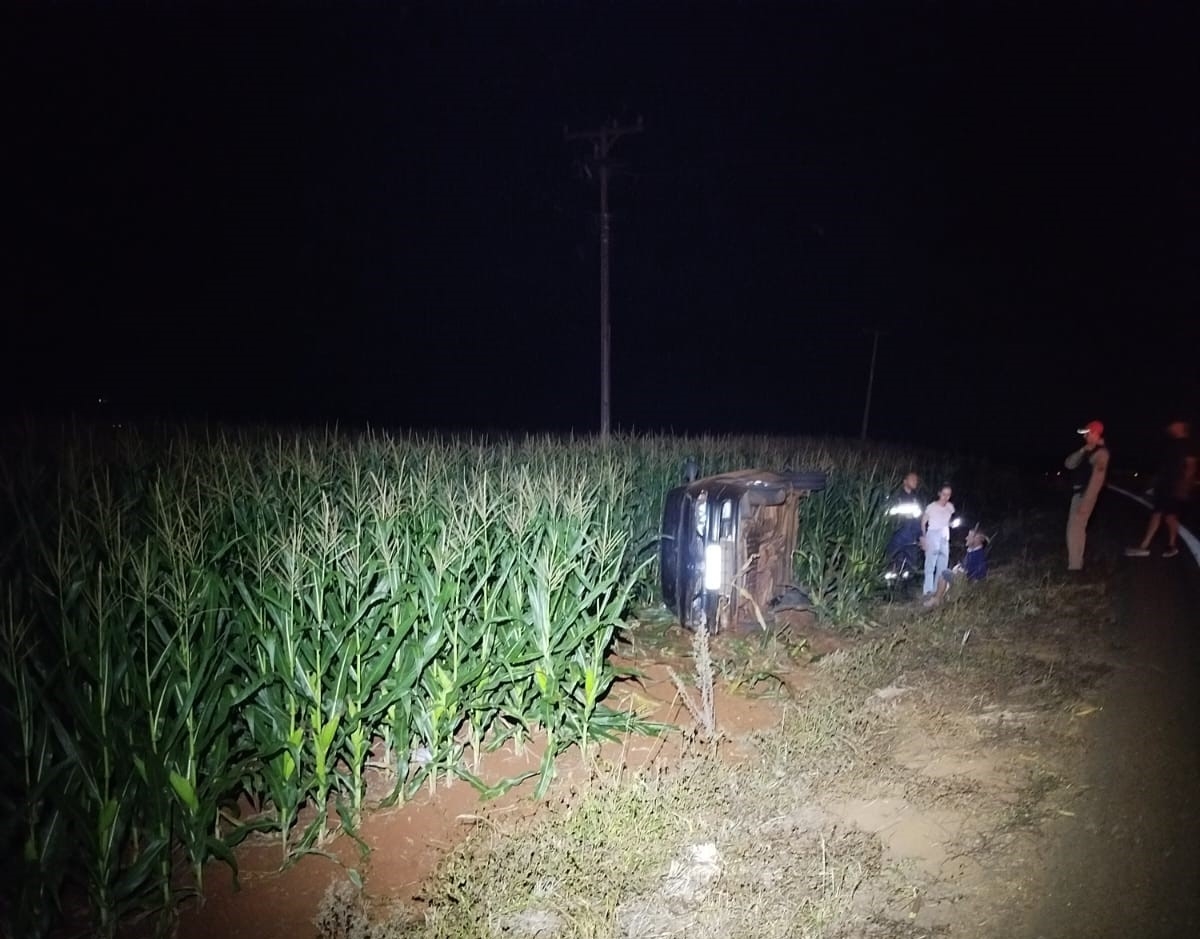 Carro ficou tombado às margens da rodovia