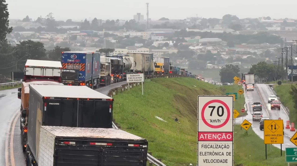 Fluxo intenso de veículos e acidentes complicaram o trânsito em trecho da BR-277