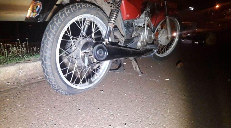 Moto tem pneu furado e casal vai ao chão na PR 445