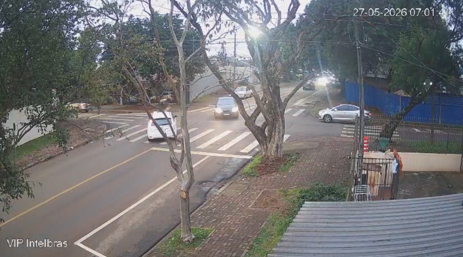 Câmera registra momento em que carro atinge motocicleta na Rua José de ...